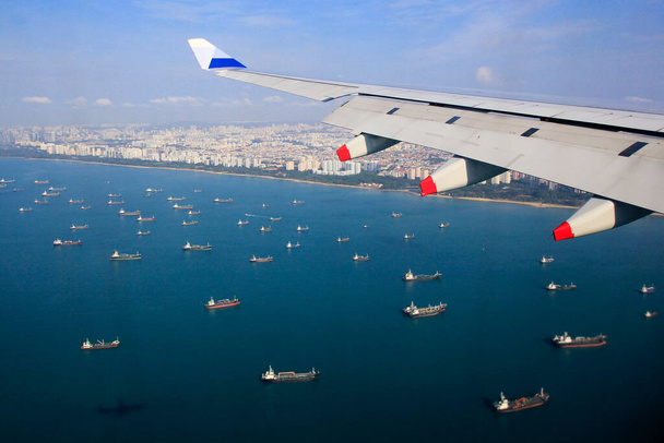 Άποψη των πυκνών σειρών σκαφών στα ύδατα της Σιγκαπούρης φωτογραφήθηκε από το αεροπλάνο CI0752 China Airlines πτήση προς Surabaya-Σιγκαπούρη διαδρομή, Δευτέρα, 23 Φεβρουαρίου 2015. - Φωτογραφία, εικόνα