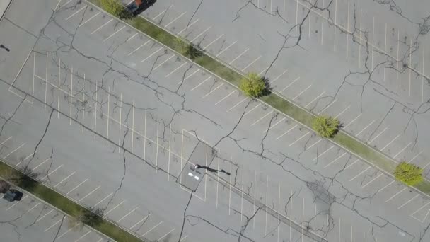 Πετάξτε πάνω από εναέρια drone πλάνο του άδειου πάρκινγκ, κενή και μοναχική, παλιά άσφαλτο - Πλάνα, βίντεο