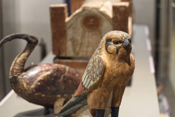 Egyptische houten beelden van de goden van het ibis en de valk dieren - Foto, afbeelding