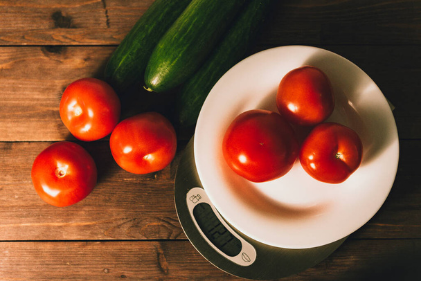 Verduras tomates rojos y pepinos verdes. Las frutas hortalizas los tomates y los pepinos. Producto ecológico. Alimento saludable y dietético. Escalas. - Foto, imagen