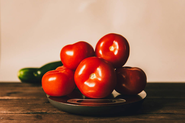 Овощи красные помидоры и зеленые огурцы. Фрукты овощи помидоры и огурцы. Экологически чистый продукт. Здоровое, диетическое питание. Чешуя. - Фото, изображение