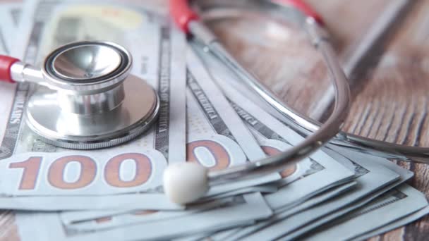 Концепция затрат на здравоохранение с нами доллар, стетоскоп  - Кадры, видео