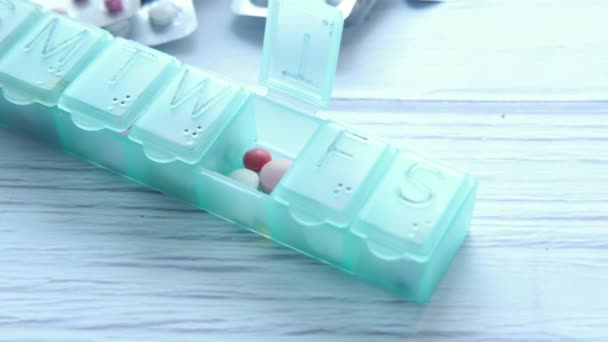 close-up de caixa de pílula com medicamento na mesa  - Filmagem, Vídeo