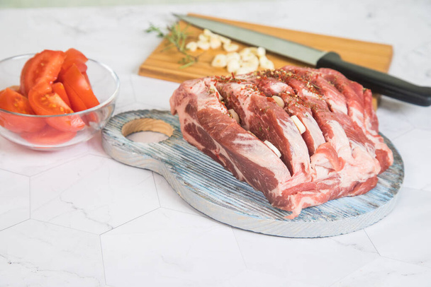 Le concept de cuisson de la viande de porc crue à la maison. Viande de porc crue sur une planche à découper en bois - Photo, image