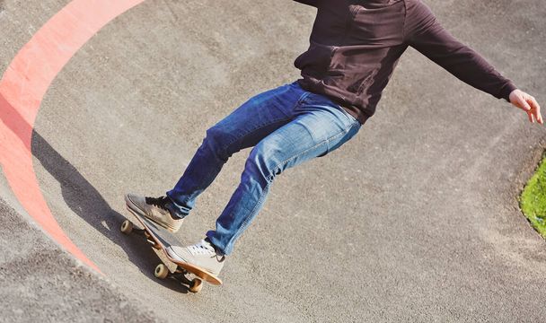 スケートパークトラックの高速スケーターは - 写真・画像