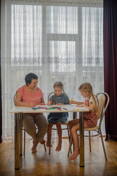 babcia rysuje z wnuczkami do domu - Zdjęcie, obraz