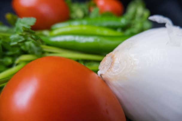 Pimentão, cebola e um tomate acima do coentro - Foto, Imagem