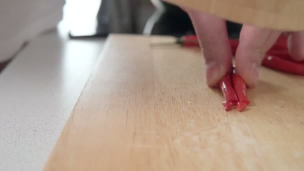 homem cortando pimentas, close-up de vídeo, rústico de madeira - Filmagem, Vídeo