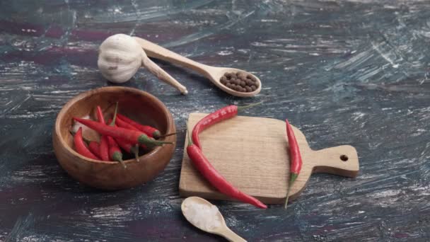 Frissen elkészített csípős chili szósz közelkép az asztalon. szelektív fókusz - Felvétel, videó