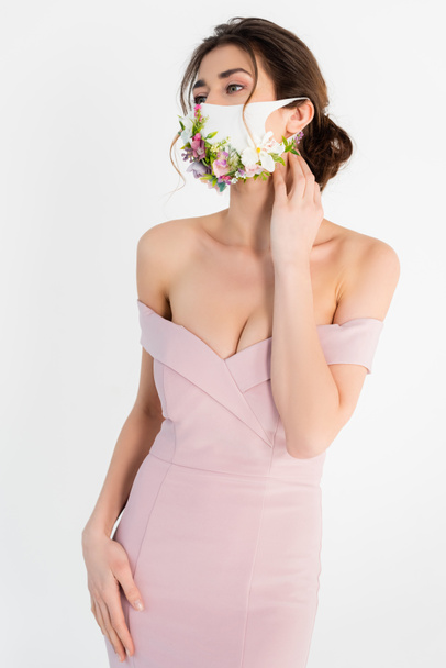 Nainen tyylikäs mekko ja lääketieteellinen naamio kukka sisustus aiheuttaa eristetty harmaa - Valokuva, kuva