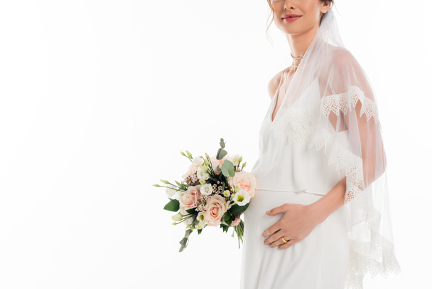 обрізаний вид вагітної нареченої, що тримає весільний букет ізольовано на білому
 - Фото, зображення