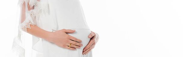 vista ritagliata della sposa incinta toccando pancia isolata su bianco, banner - Foto, immagini