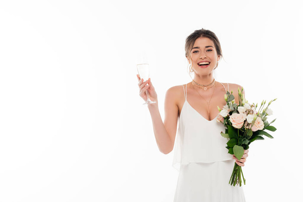 радісна наречена тримає весільний букет і келих шампанського ізольовані на білому
 - Фото, зображення