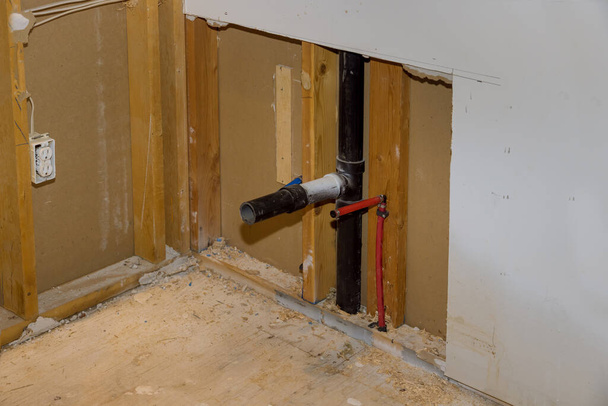 Műanyag polipropilén vízvezetékek javítása a falban a karbantartó vízvezeték szerelő szolgálat otthoni fürdőszobájában - Fotó, kép