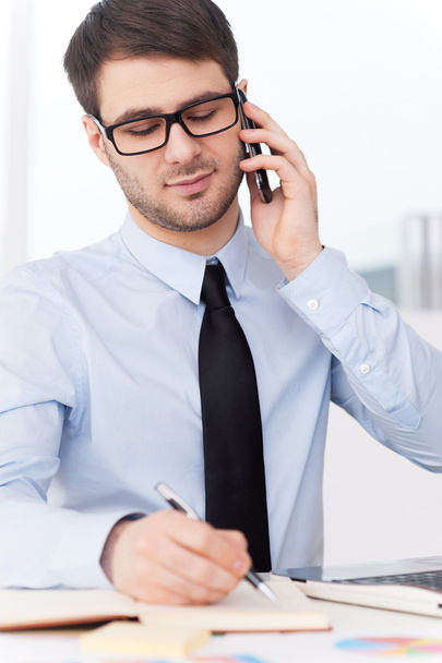 Man in shirt and tie talking on phone - Foto, Bild