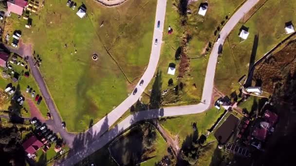 Çimlerle çevrili yollardan geçen araçların üst görüntüsü - Video, Çekim