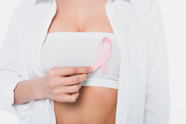 Vista recortada de la cinta de la conciencia del cáncer de mama en el sujetador de la mujer aislado en blanco  - Foto, imagen