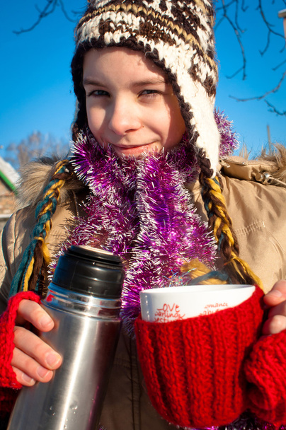 meisje holding een kop met warme dranken - Foto, afbeelding