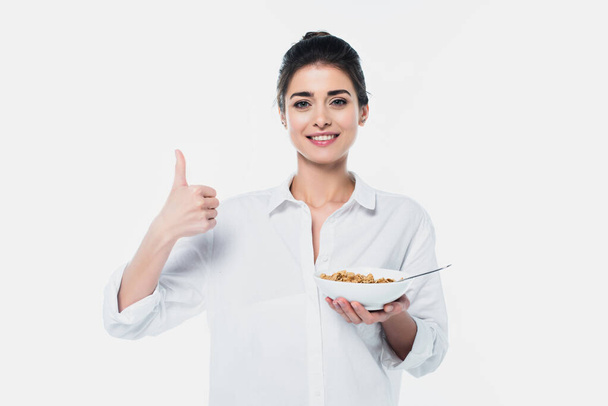 Uśmiechnięta kobieta z miską zbóż, wyglądająca jak wyizolowana na białym  - Zdjęcie, obraz