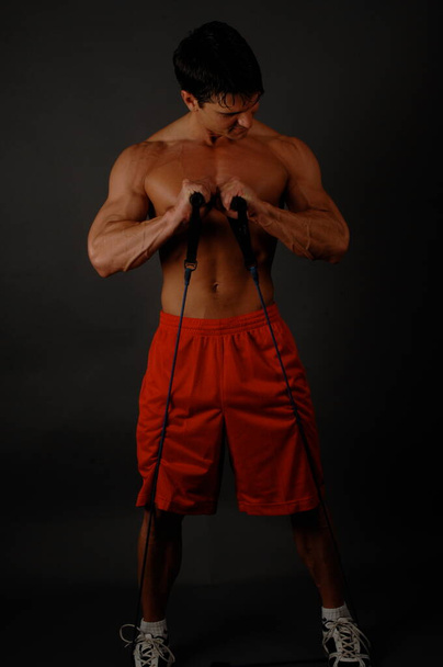 El hombre sexy ejercita sus músculos. - Foto, Imagen