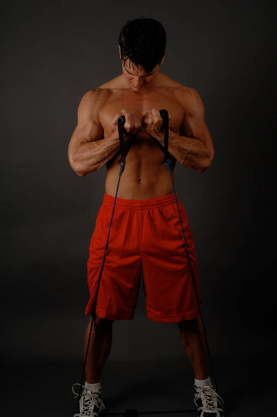El hombre sexy ejercita sus músculos. - Foto, Imagen