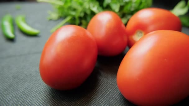 Tomaten und Koriander auf einem dunkelblauen Tisch - Filmmaterial, Video