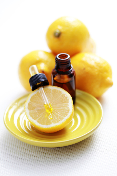 Lemon essential oil - Foto, afbeelding