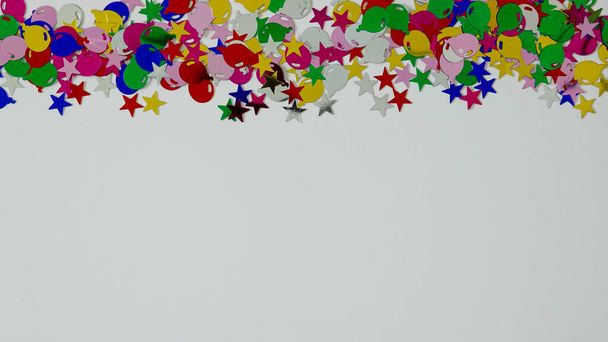 Un globo colorido y estrellas bordean con espacio de copia. Concepto celebración, cumpleaños, nacimiento, fiesta, compromiso, jubilación y graduación. - Foto, Imagen