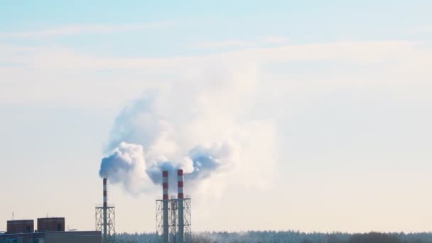 Načasování. Kouř vychází z komína průmyslového závodu. znečištění životního prostředí. - Záběry, video