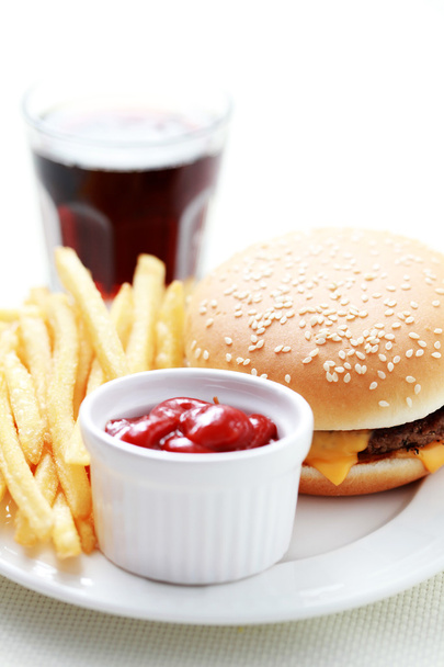 cheeseburger en friet - Foto, afbeelding