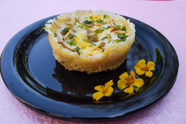 Népszerű és hagyományos indiai Rajasthani édes termék desszert nevű Ghevar vagy Ghewar - Fotó, kép