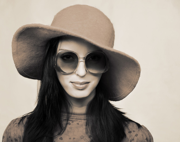 Vintage woman in sunglasses and red hat - Fotoğraf, Görsel