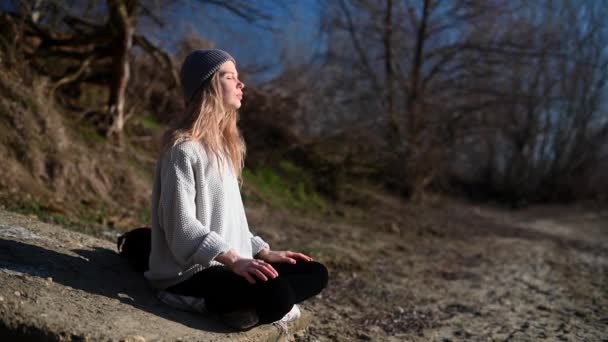 Praktijk van meditatie en interactie met de natuur. Meisje bij rivier. - Video