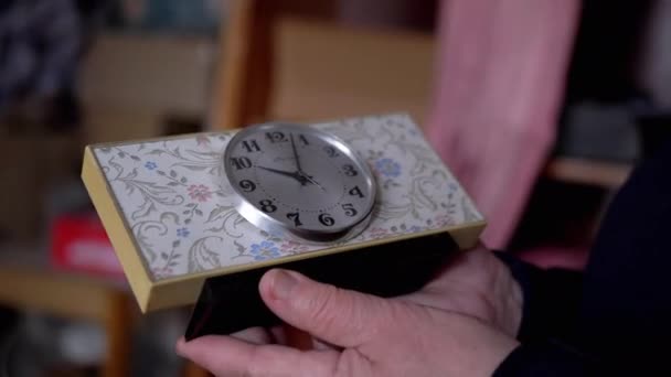 Vrouwelijke handen houden Vintage stilstaande klok. Herinneringen uit het verleden. 4K - Video