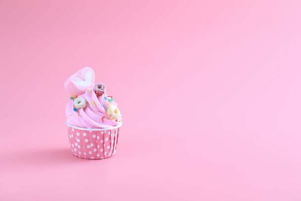 cupcake isolated in pink background - Photo, image