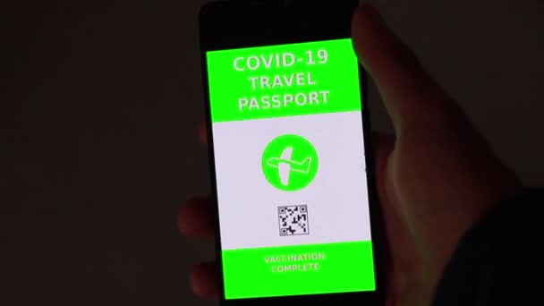 corona paspoort op smartphone gefilmd binnen - Video