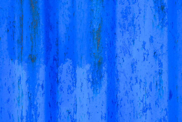текстура стен из голубого пилинга, крупным планом, старым ржавым железным листом с окрашенным текстурированным покрытием, яркой изношенной поверхностью, абстрактным гранжем и грязным материалом, грубым текстурным фоном - Фото, изображение