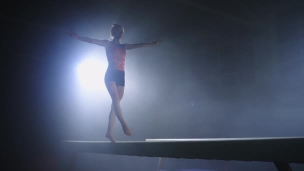 vrouwen artistieke gymnastiek prestatie, jonge sporter loopt over balansbalk, sport activiteiten voor de jeugd - Video