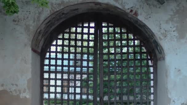 Старинные железные ворота со старым зданием - Кадры, видео