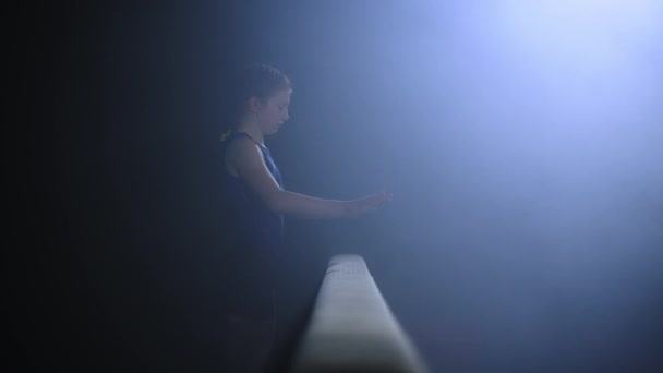 Юниорские соревнования по сбалансированному бревну, художественной гимнастике, детская спортсменка исполняют свою программу - Кадры, видео