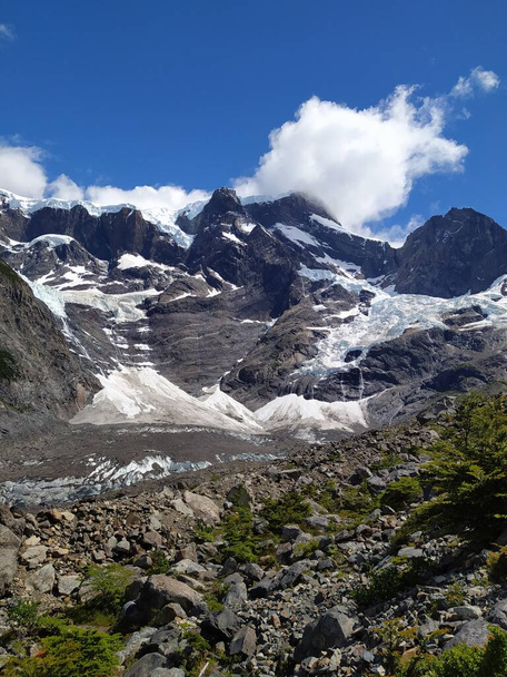 Hegy és gleccser, Torres del Paine park, Patagónia, Chile  - Fotó, kép