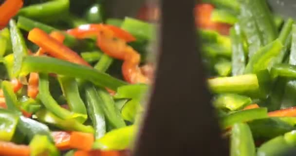 ανάμειξη λαχανικών σε τηγάνι - Πλάνα, βίντεο