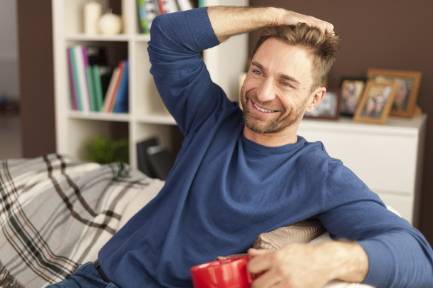 Мужчина расслабляется с чашкой кофе
 - Фото, изображение