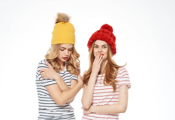 Веселі жінки теплі капелюхи мода одяг спілкування світлий фон
 - Фото, зображення