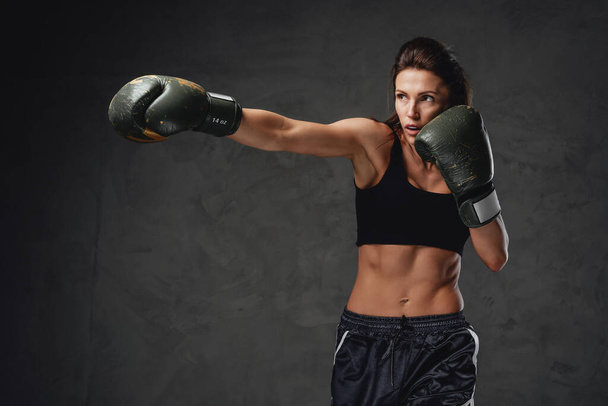 Fitness donna indossa guanti da boxe e activewear - Foto, immagini