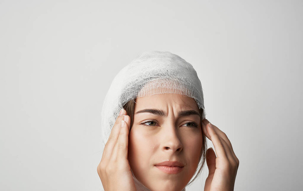 mujeres vendado cabeza lesión salud problema medicina - Foto, imagen