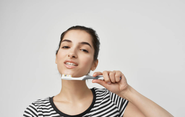nő csíkos póló fogkefe szájhigiénia egészség - Fotó, kép