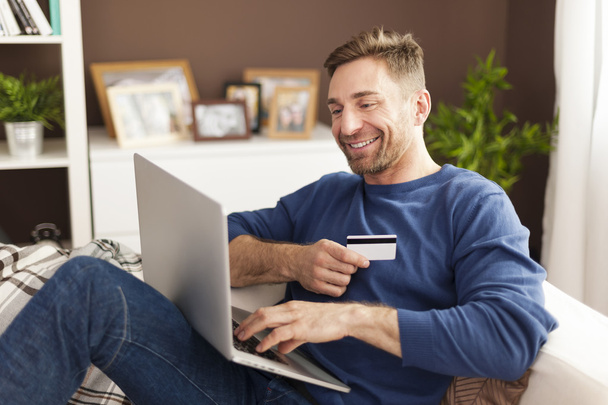 Homem durante compras online
 - Foto, Imagem