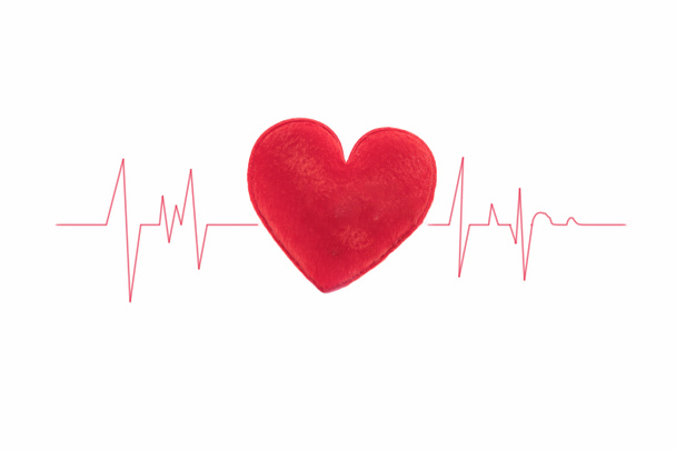 Κόκκινη καρδιά με κυματικό γράφημα σε λευκό φόντο με αντίγραφο χώρου στην ιατρική έννοια - Φωτογραφία, εικόνα