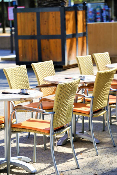 Tafels en stoelen in cafe - Foto, afbeelding